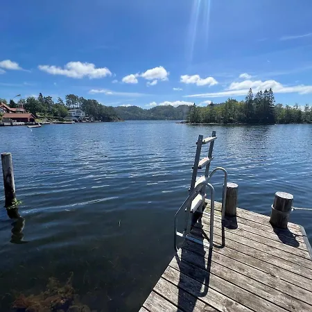 With The Sea Semesterbostad